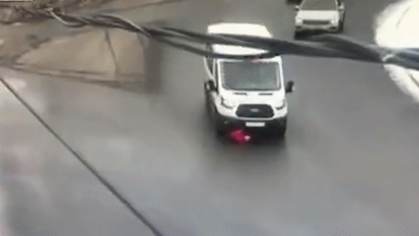 Nguoi phu nu bi oto 16 cho cuon vao gam khi bang ngang duong hinh anh