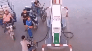 Binh xang xe ba banh boc chay giua tram xang hinh anh