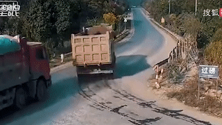 Nguoi dan ong may man song sot khi 2 xe tai dam vao nhau hinh anh