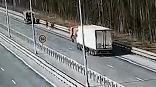 Xe tai mat lai dam 3 cong nhan dang sua duong hinh anh