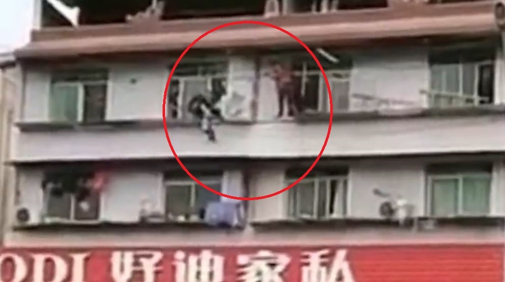 Hang xom cuu dua tre bi treo lo lung o tang 4 hinh anh