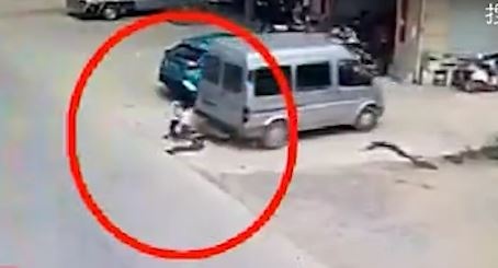 Hai dua tre bi oto lui trung hinh anh