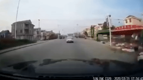 Oto phong nhanh hat xe dap vang len troi hinh anh