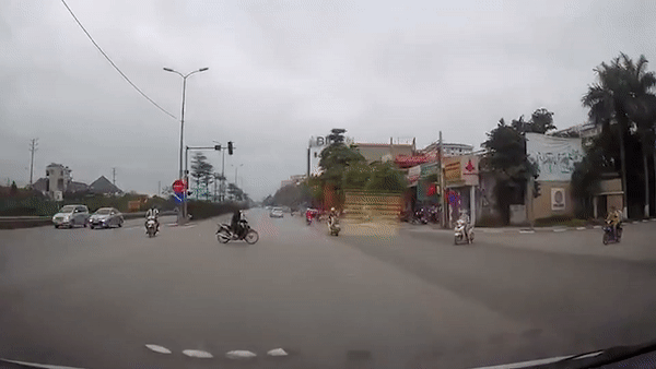 Xe cuu thuong cho benh nhan dam vao xe may bang qua duong hinh anh