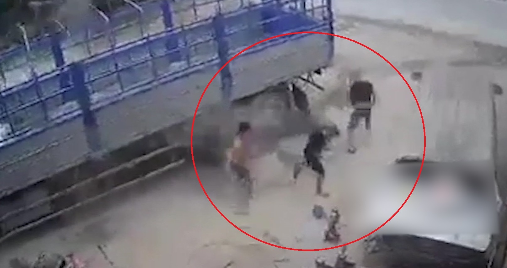 Lop oto phat no gay thuong tich cho tho sua xe hinh anh