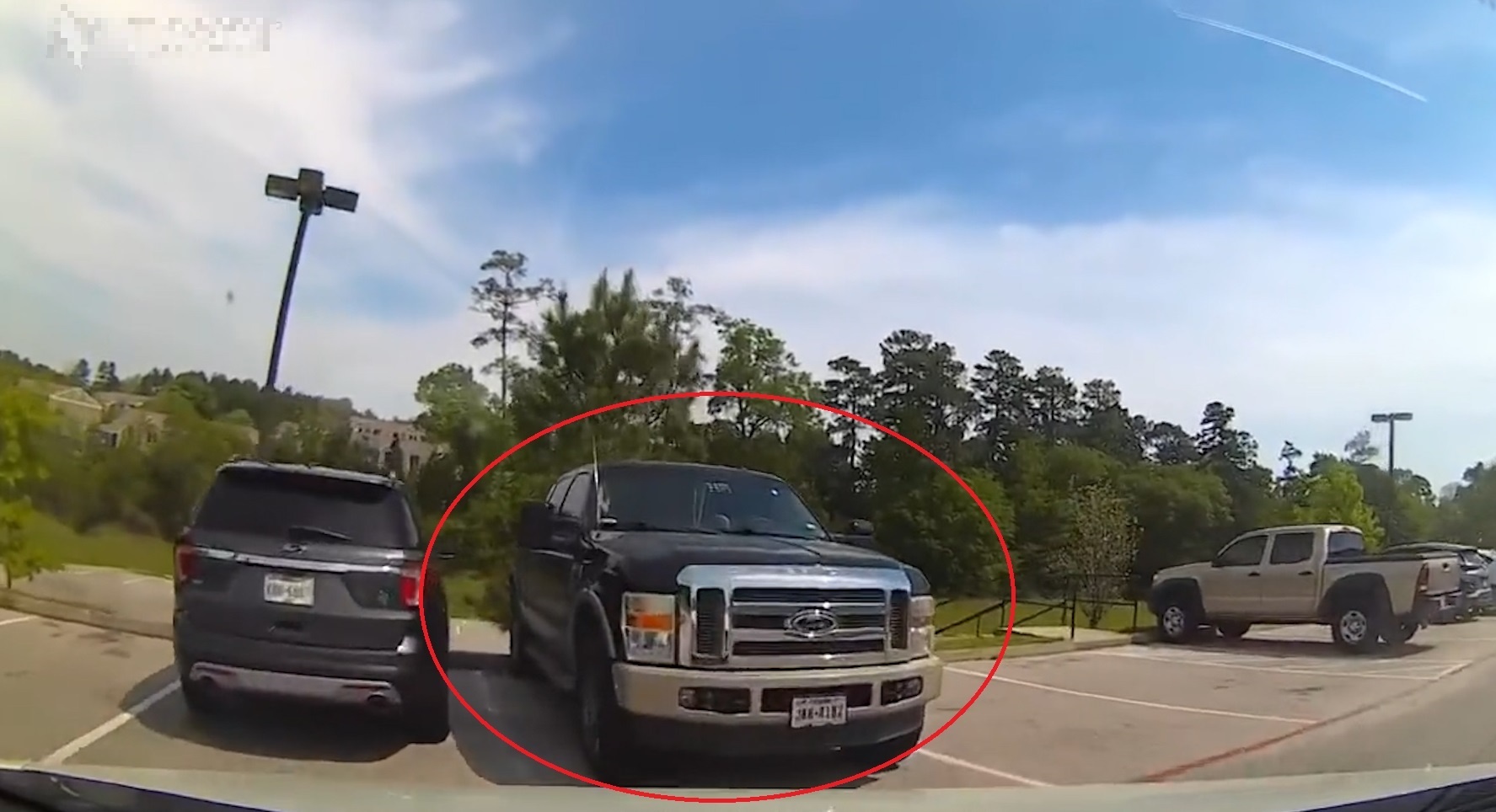 Tai xe quen keo phanh tay tren doc lam xe dam vao oto khac hinh anh