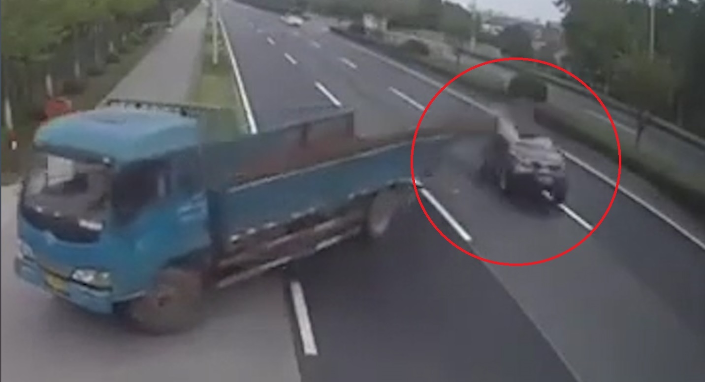 Thanh thep tren xe tai va nat tran oto hinh anh