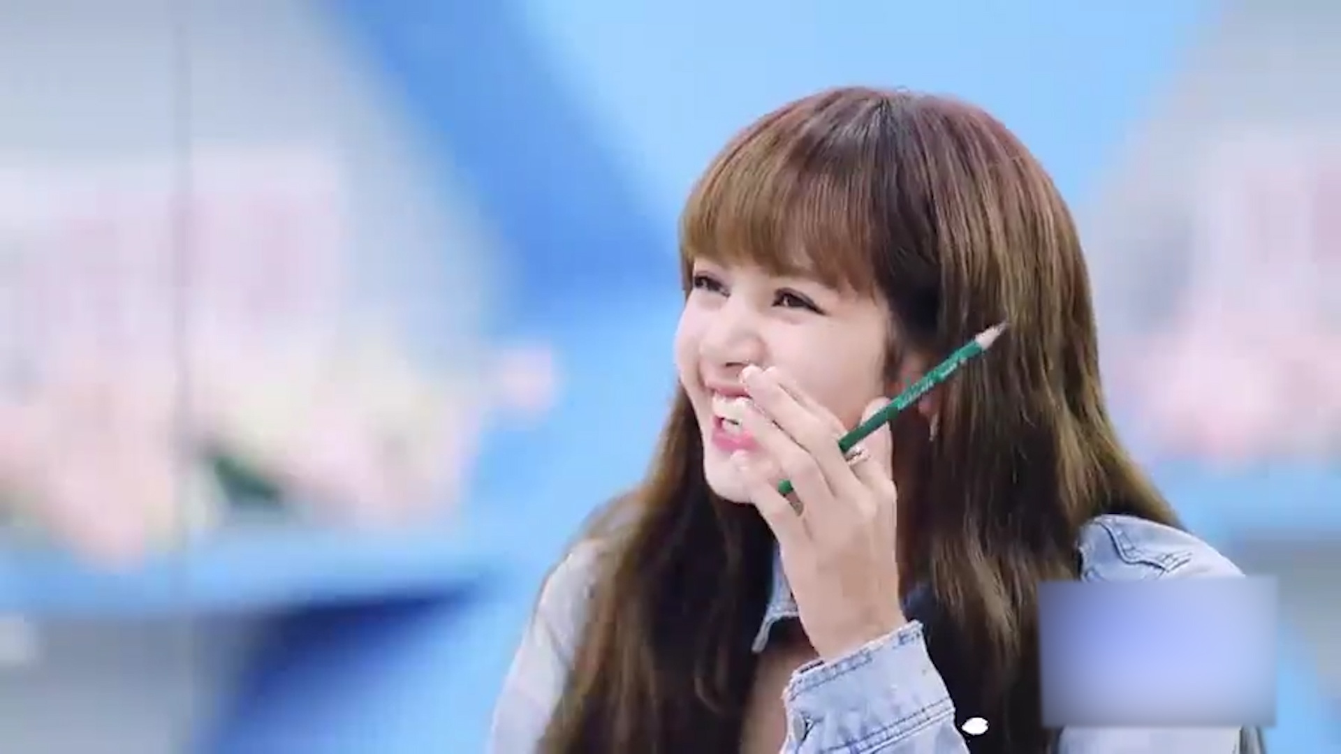 Lisa bat cuoi khi duoc hoi ve toc mai hinh anh