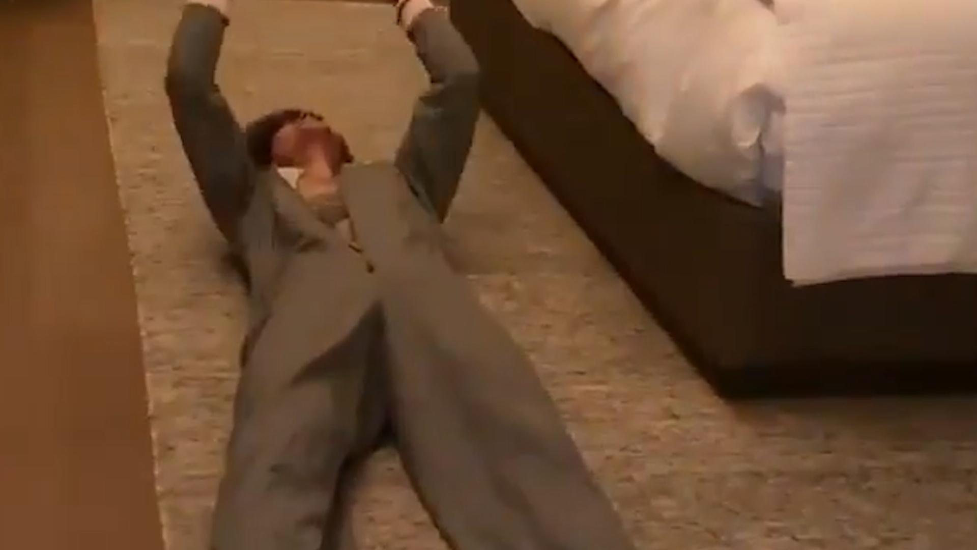 Justin Bieber dua nghich nhu tre con khi cach ly tai nha hinh anh