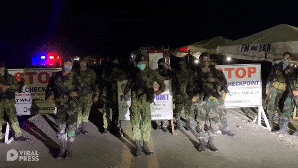 Binh si Philippines nhun nhay truoc tram kiem soat chong dich hinh anh