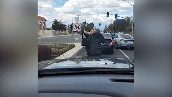 Hai nguoi dan ong danh nhau giua duong du co lenh han che ra ngoai hinh anh