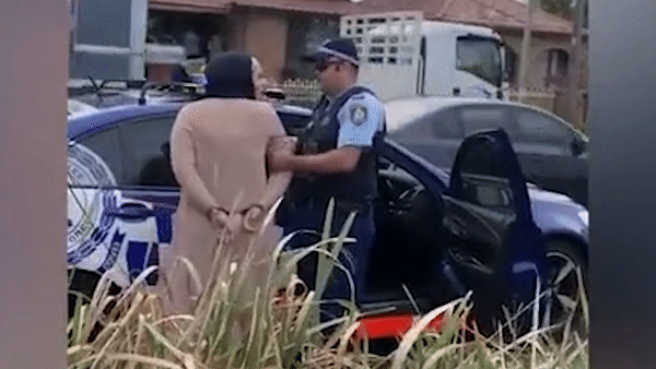 Bi bat giu, nguoi phu nu khac nho vao canh sat o Australia hinh anh