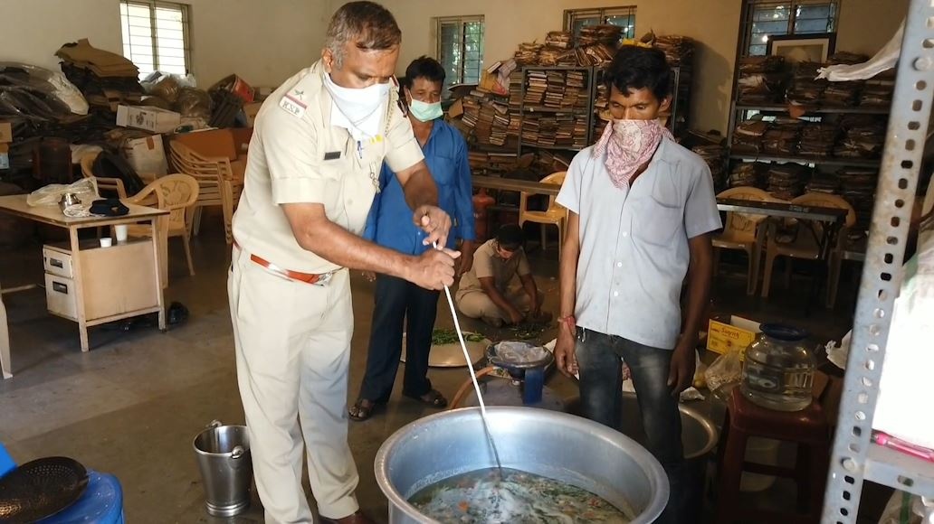 Canh sat An Do chuan bi thuc an cho nguoi ngheo sau lenh phong toa hinh anh