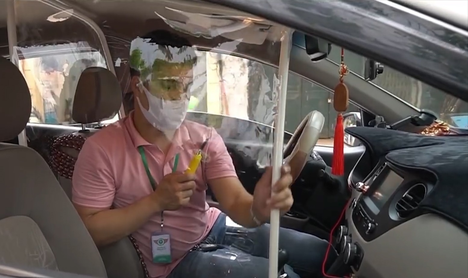 Taxi lap mang nhua chong Covid-19 hinh anh