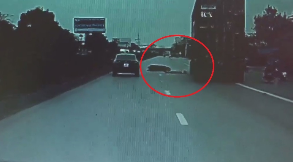 Oto gay tai nan cho xe may roi bo chay hinh anh