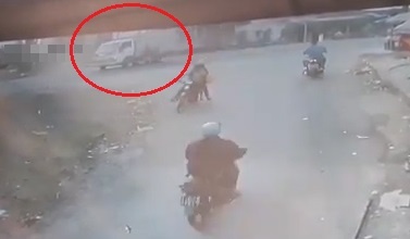 Xe may phong nhanh dam xe tai dang sang duong hinh anh