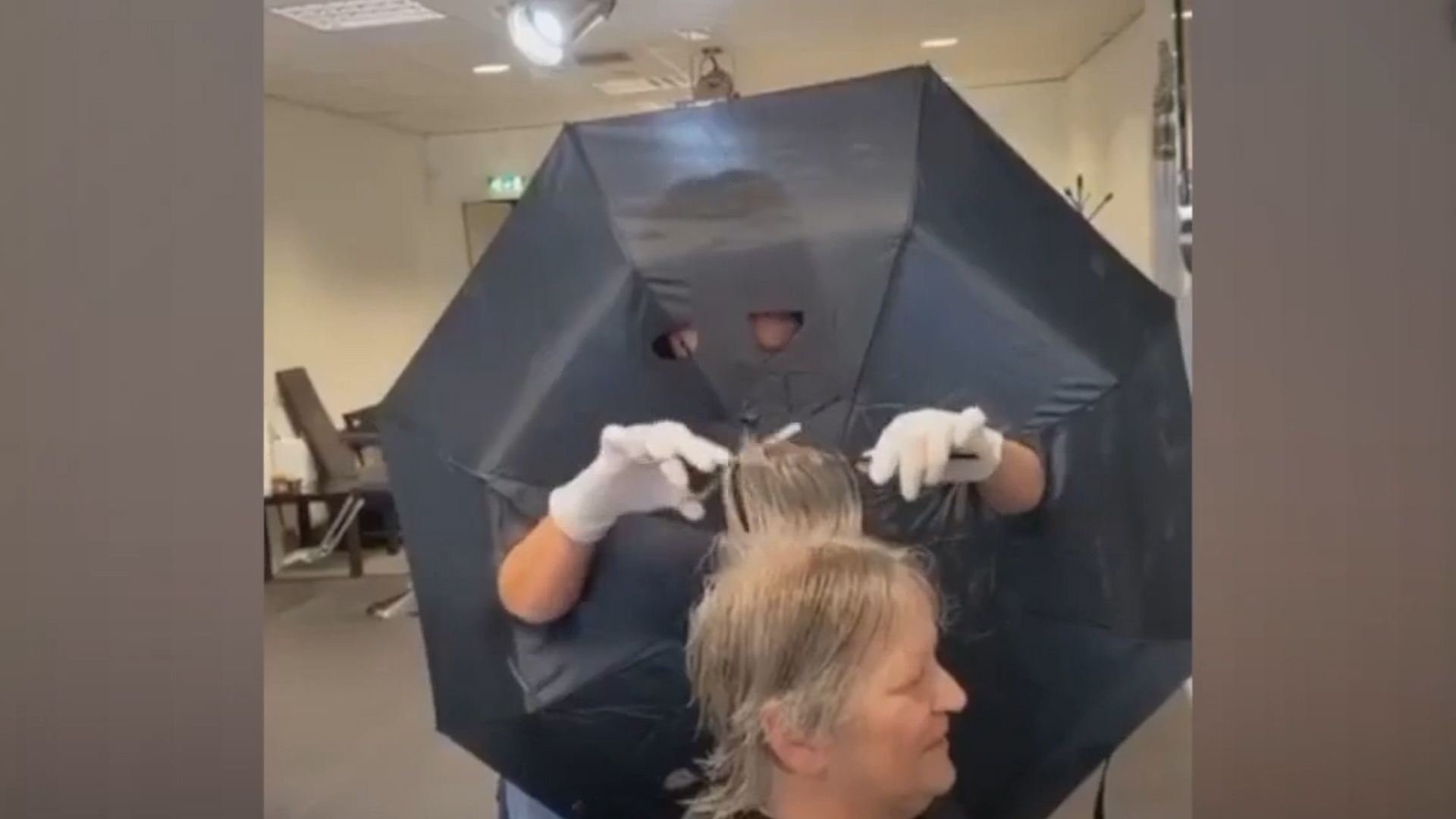 Tho lam toc 'deo o' lam rao chan de ngan su lay lan cua Covid-19 hinh anh