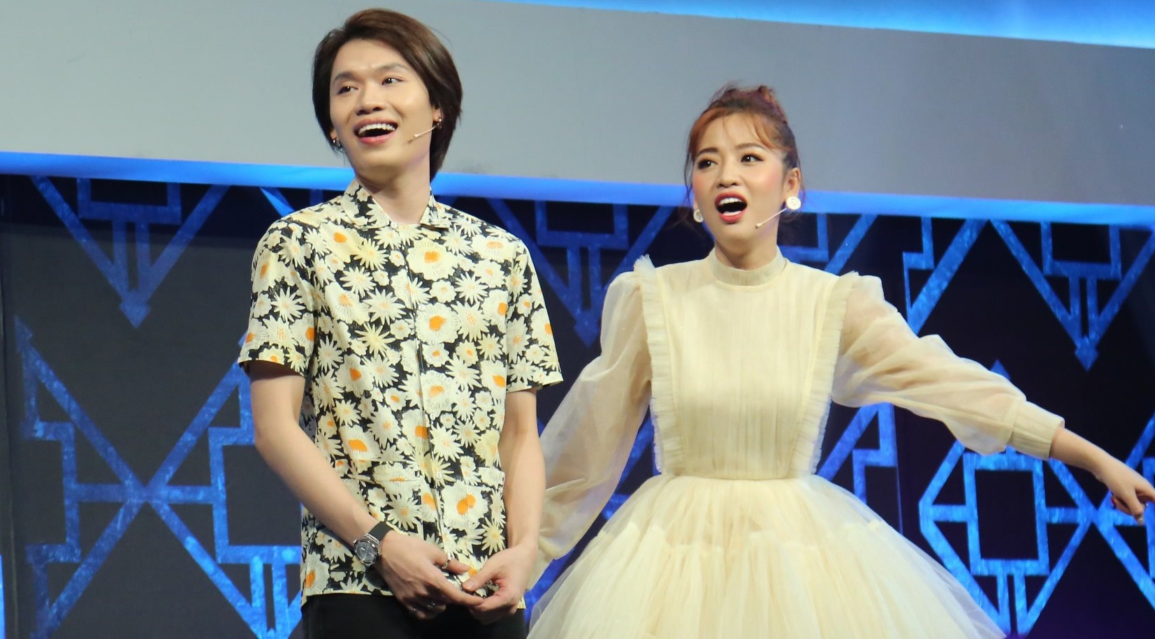 Chang trai Viet gay sot khi gia 10 giong noi khac nhau hinh anh