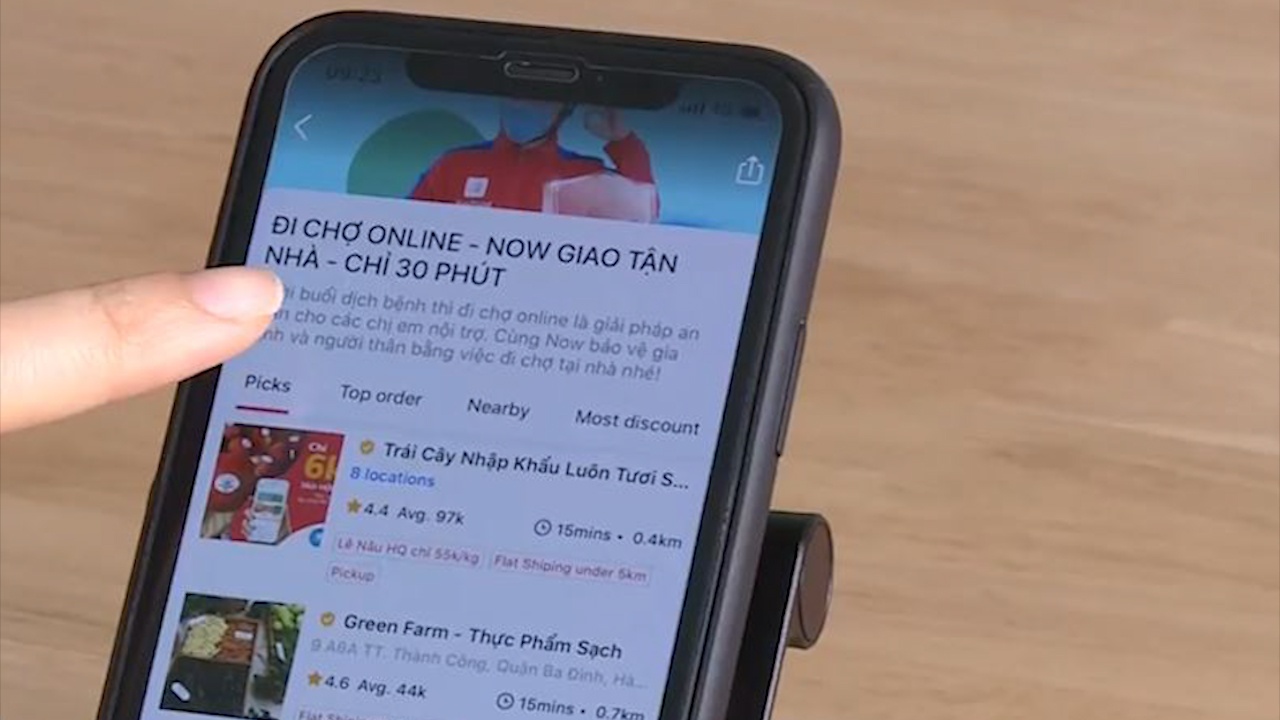 Di cho tren smartphone mua dich virus o Viet Nam hinh anh