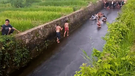 Tre em bien kenh tuoi thanh mang truot sau con mua o Indonesia hinh anh