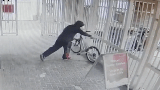 Ke trom lay xe cua nhan vien y te o tuyen dau chong dich hinh anh