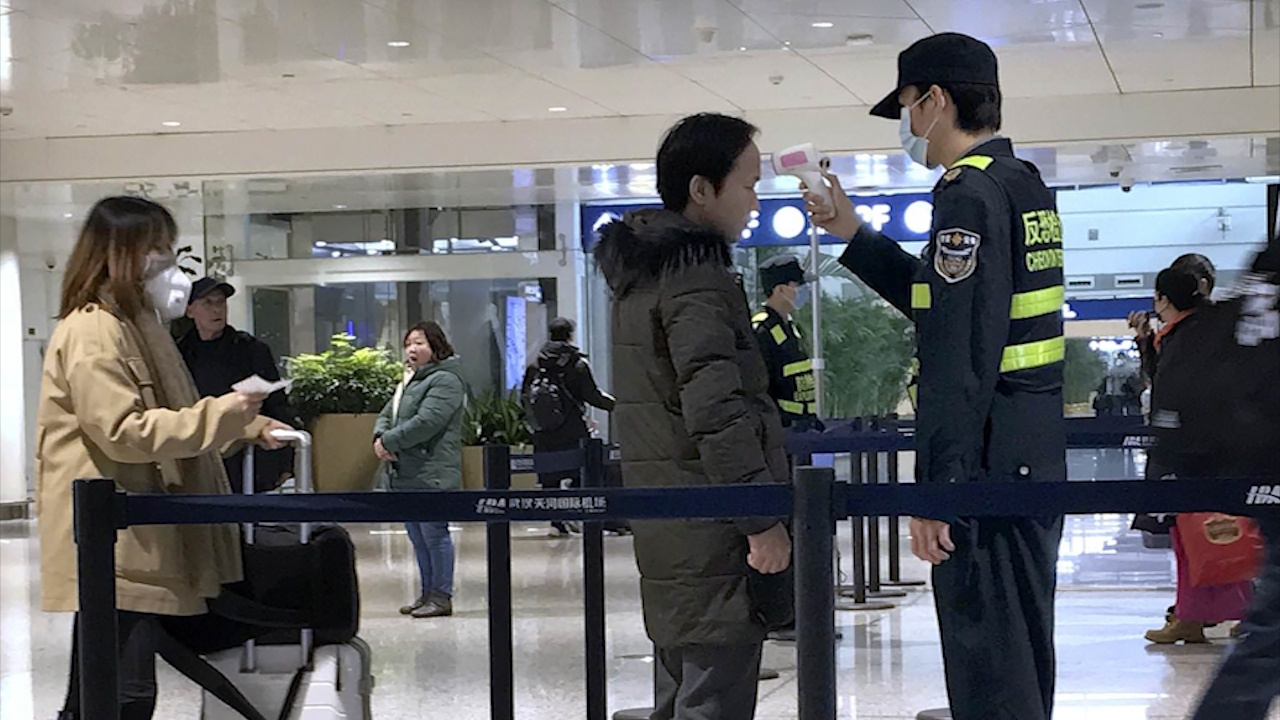 Chuyen tau dau tien cho 240 hanh khach dung chan den Vu Han hinh anh