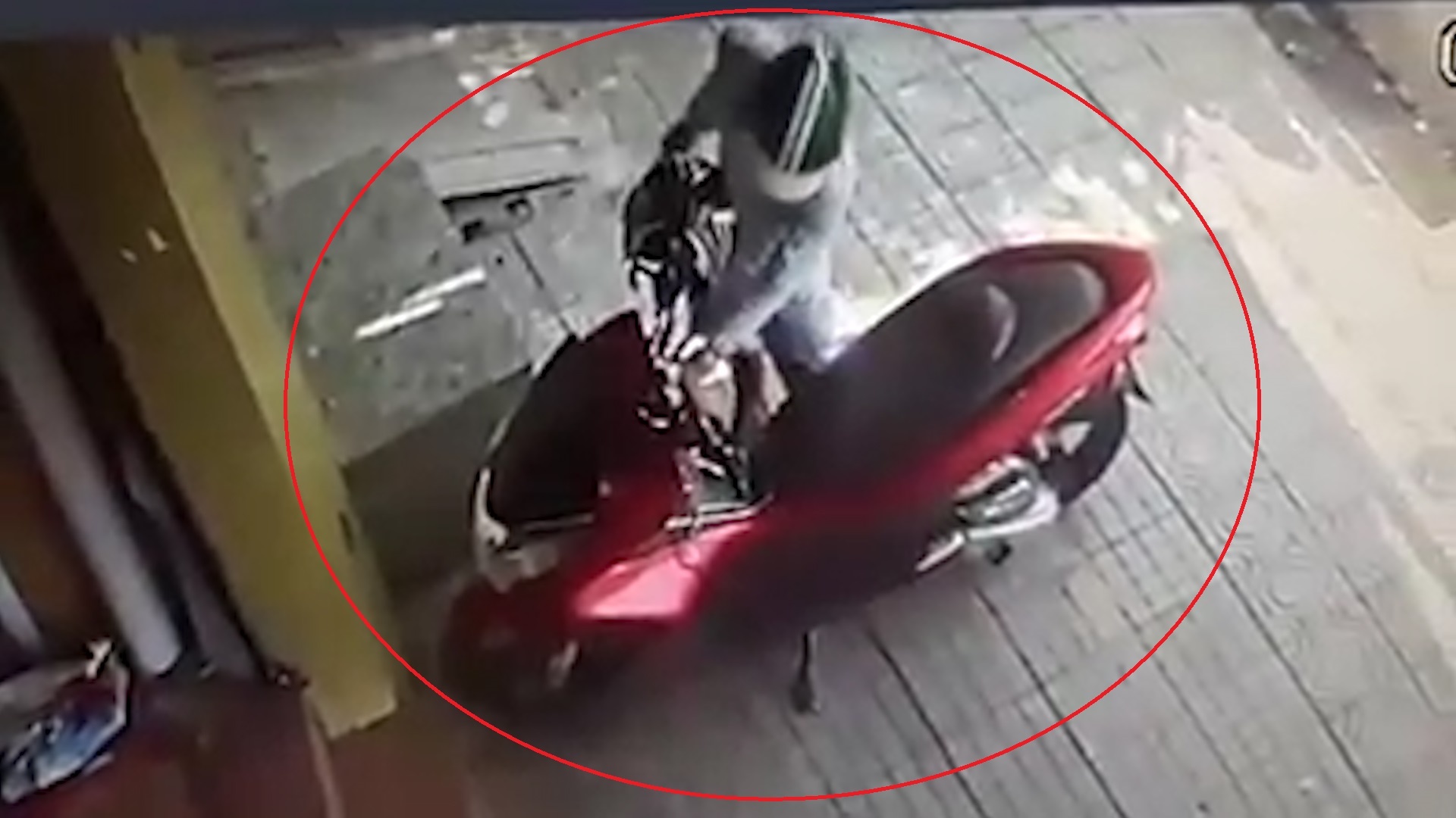 Bi trom xe may vi quen rut chia khoa hinh anh