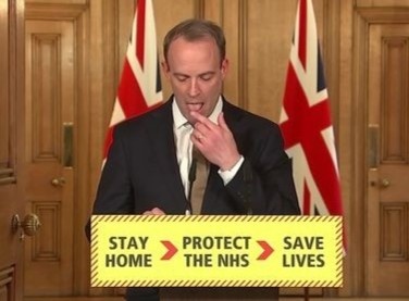 Hanh dong ky quac cua Bo truong ngoai giao Anh khi thong bao dich hinh anh