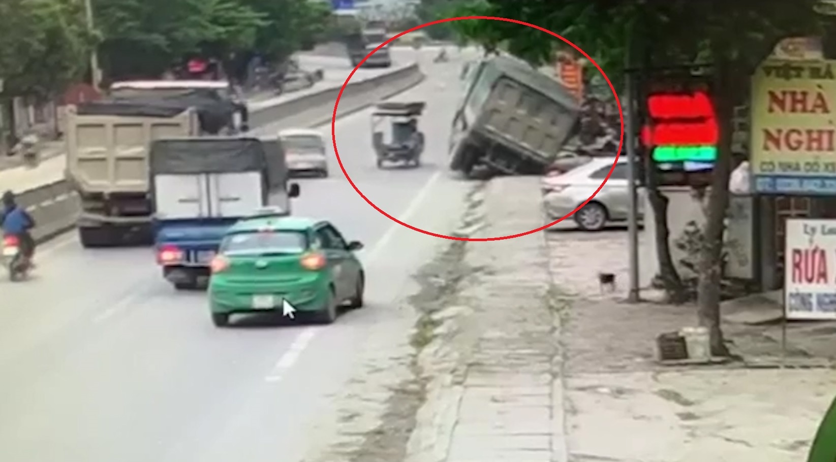 Tranh xe ba gac, xe tai mat lai mac ket vao cong thoat nuoc hinh anh