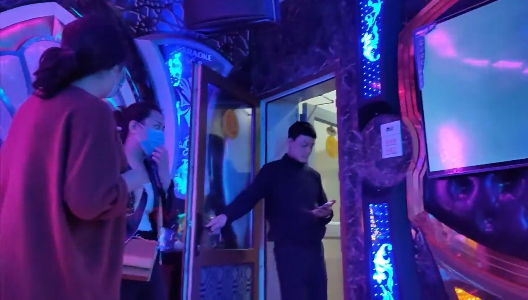 Nhieu quan karaoke hoat dong len lut trong dai dich o Ha Noi hinh anh