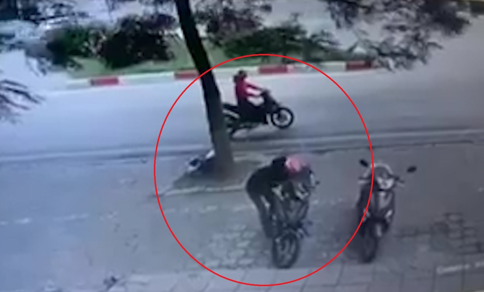 Trom bat luc bo di vi khoa xe may qua cung hinh anh