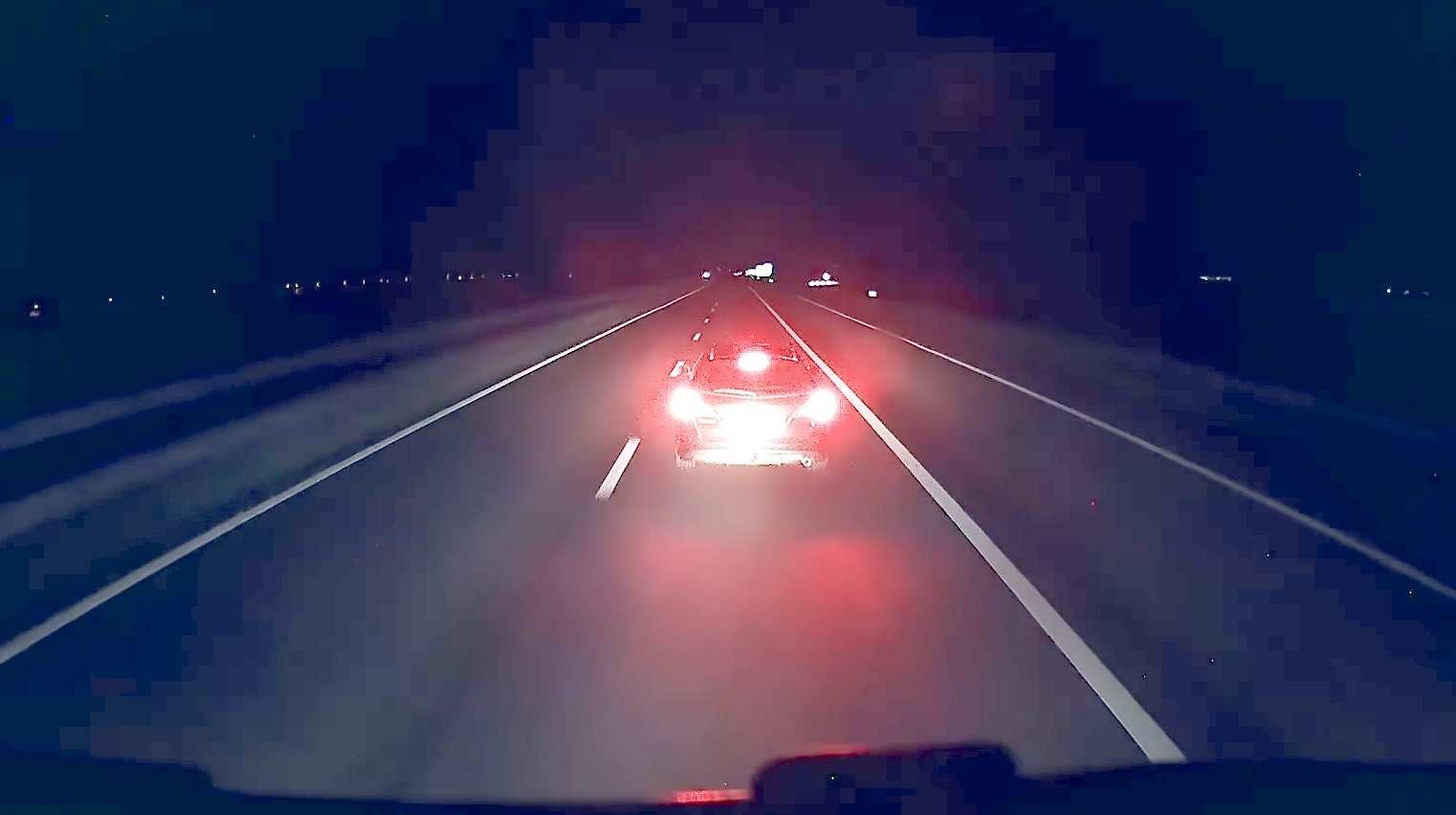 Oto bi dam trung vi lang lach truoc dau container hinh anh