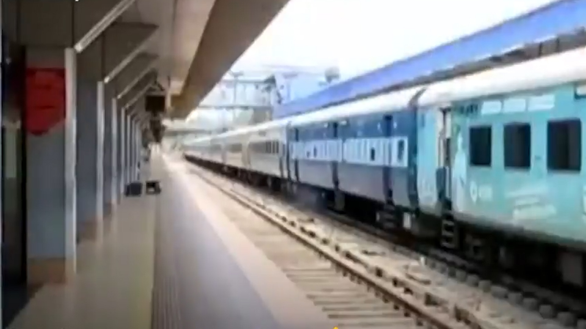 Ben trong benh vien da chien dieu tri Covid-19 'co 1 khong 2' o An Do hinh anh