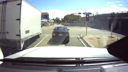 Tai xe oto vuot den do tong trung xe khac hinh anh