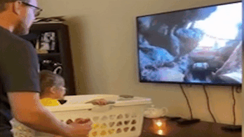 Cha lam tau luon sieu toc cho con choi trong luc o nha cach ly hinh anh