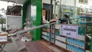 Xe tai do choi giao thuoc cho benh nhan mua dich Covid-19 hinh anh