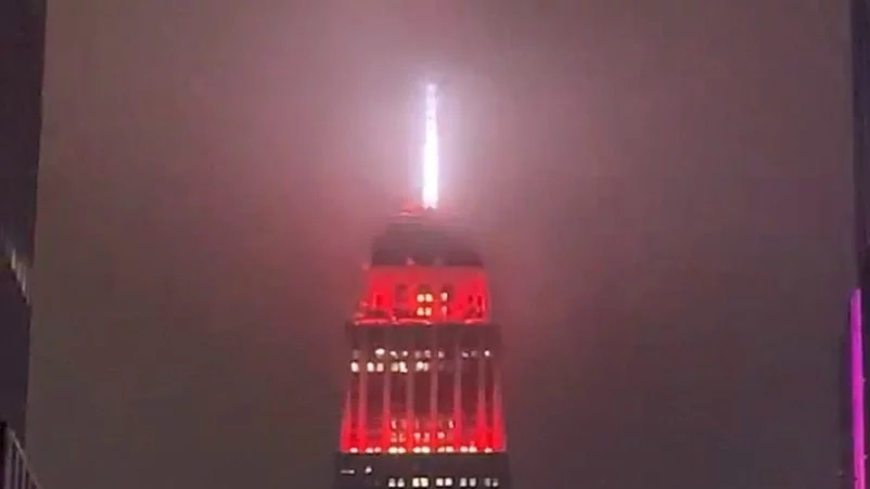 Toa nha Empire State thap sang dong vien New York giua dot dich hinh anh