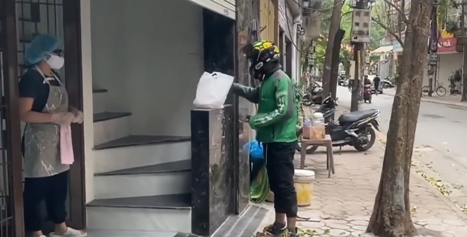 Hang quan Ha Noi chuyen sang ban hang online trong dich Covid-19 hinh anh