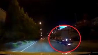 Tai xe xe may khong quan sat dam vao duoi xe tai hinh anh