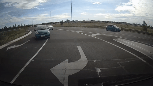 Oto nat dau khi dam vao duoi xe dung cho den do hinh anh