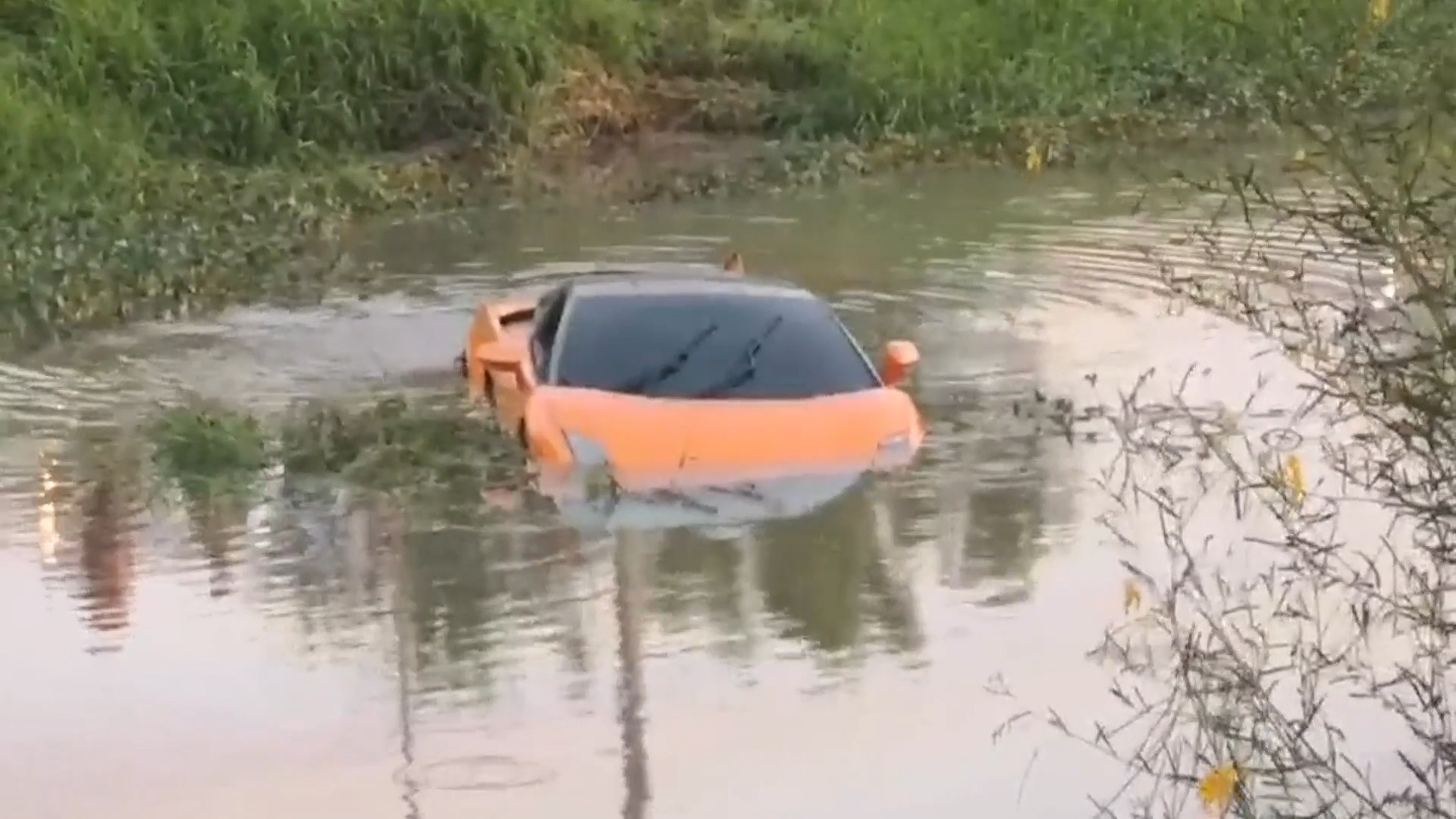 Sieu xe Lamborghini mat kiem soat lao xuong kenh hinh anh