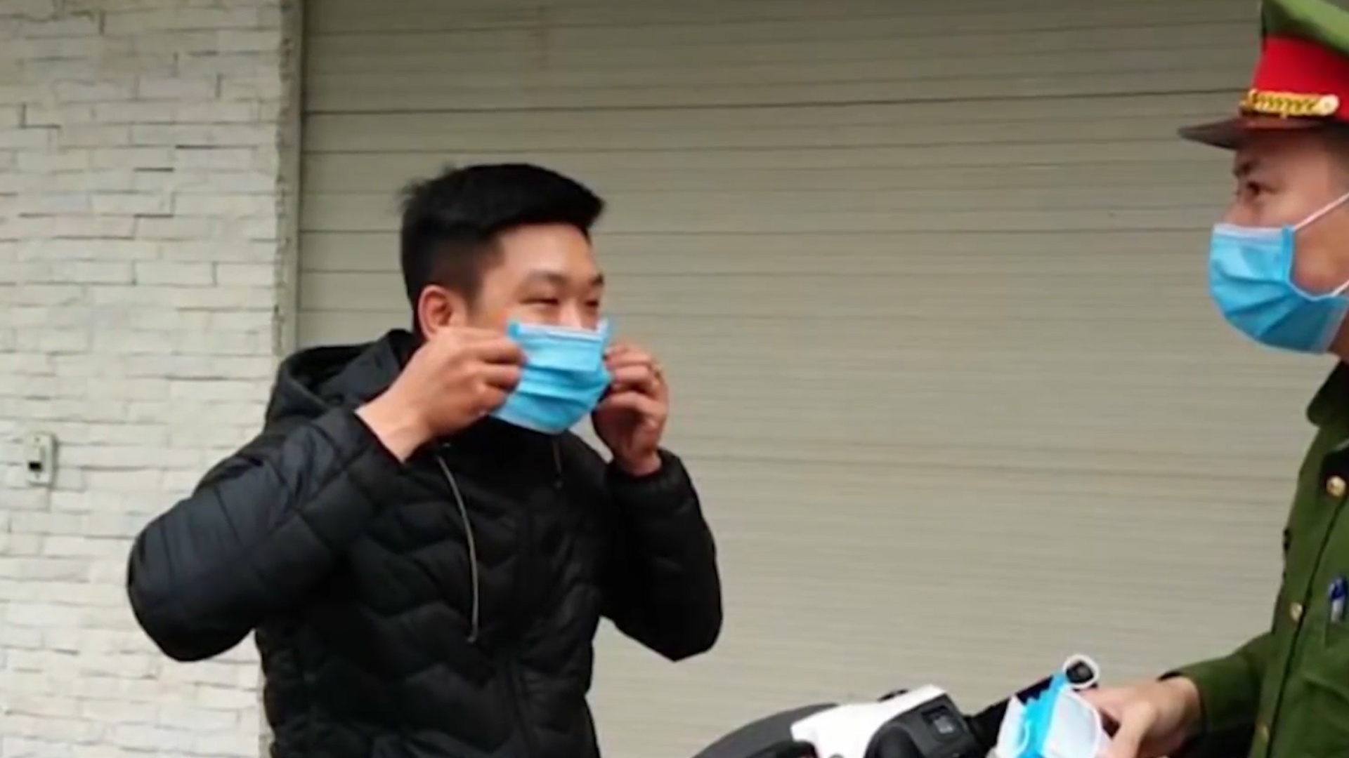 Ghi hinh, xu ly nguoi khong deo khau trang noi cong cong hinh anh