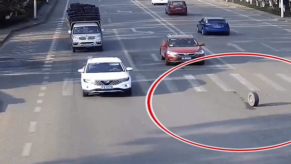 Lop xe roi giua duong, vang trung nguoi phu nu cho xe buyt hinh anh