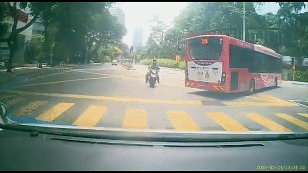 Khuat tam nhin, shipper giao do an tong thang vao oto hinh anh