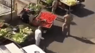 Canh sat An Do quat roi nguoi ban hang rong, lat do xe hang hinh anh