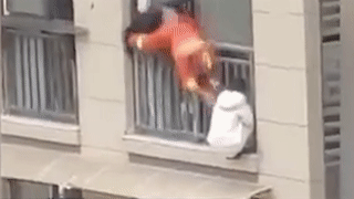 Linh cuu ho te tren ban cong khien nguoi phu nu suyt roi tu can ho hinh anh