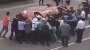 Nguoi di duong cung nhau nang oto cuu nguoi phu nu bi nan hinh anh