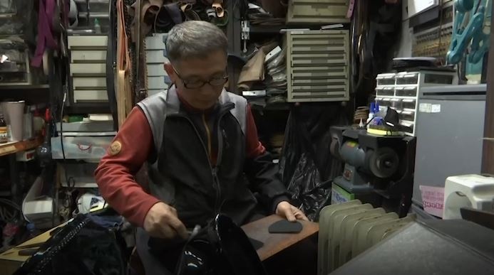 Tho danh giay tang dat cho chinh phu Han Quoc ung ho nan nhan Covid-19 hinh anh