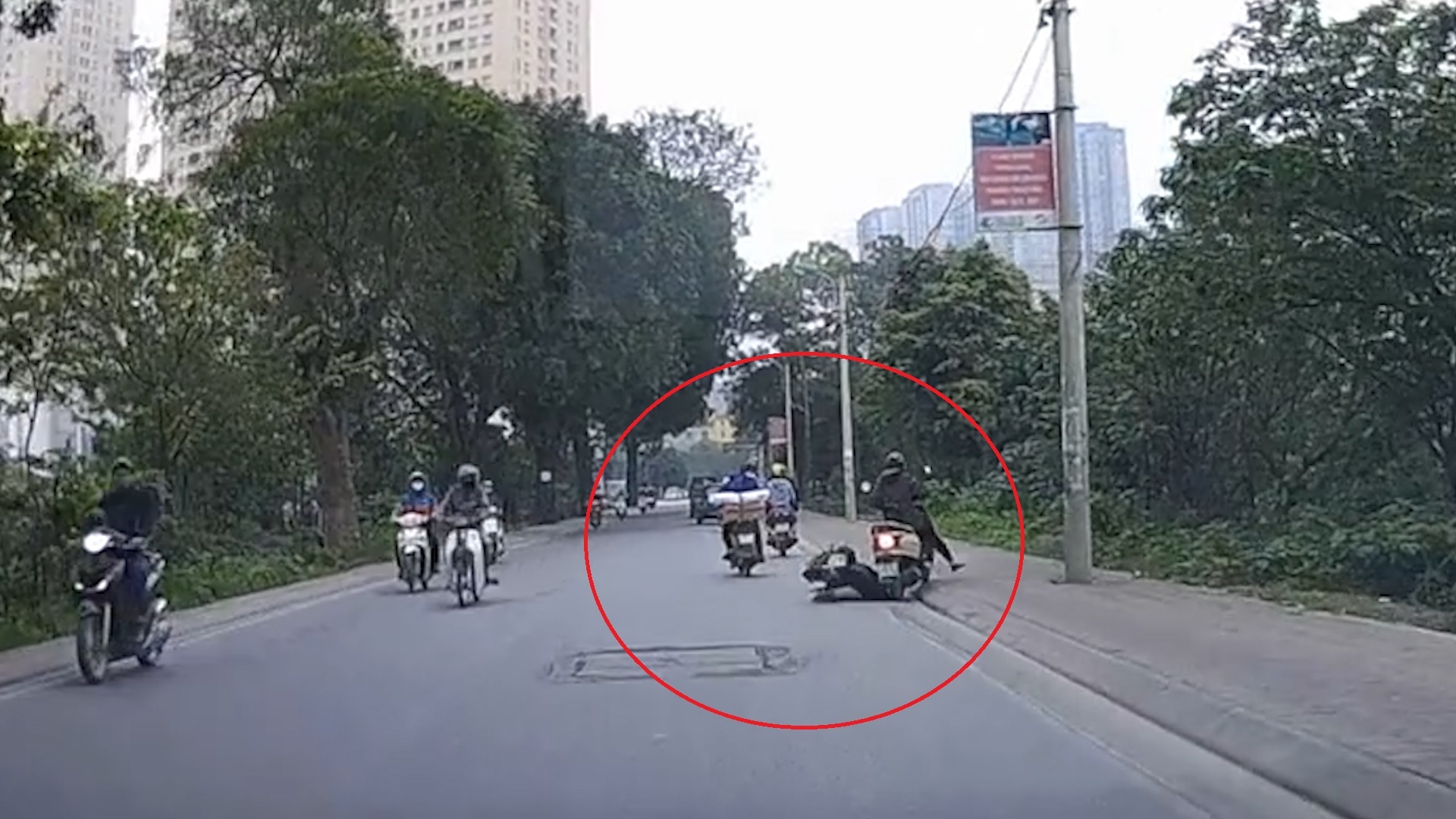 Xe may cho hang va vao tay lai xe khac gay tai nan hinh anh