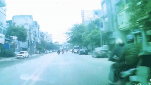 Xe may boc dau chay tren duong o Ha Long hinh anh